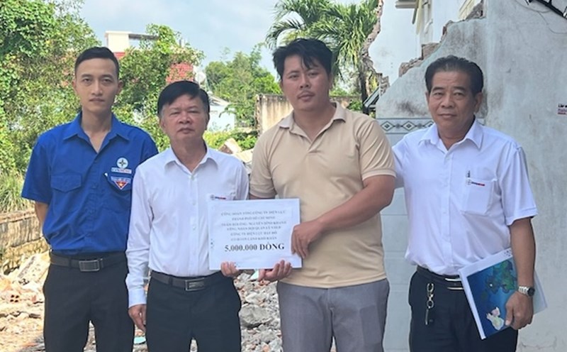 Mr. Le Minh Truong - Chairman of the Trade Union of Dat Do Power Company (2nd from left) visited and presented support to the family of Mr. Nguyen Dinh Khanh - a worker of the Power Grid Operation Management Team, whose house was severely damaged by tornadoes, roofs blown off and walls collapsed. Photo: Ngoc Minh