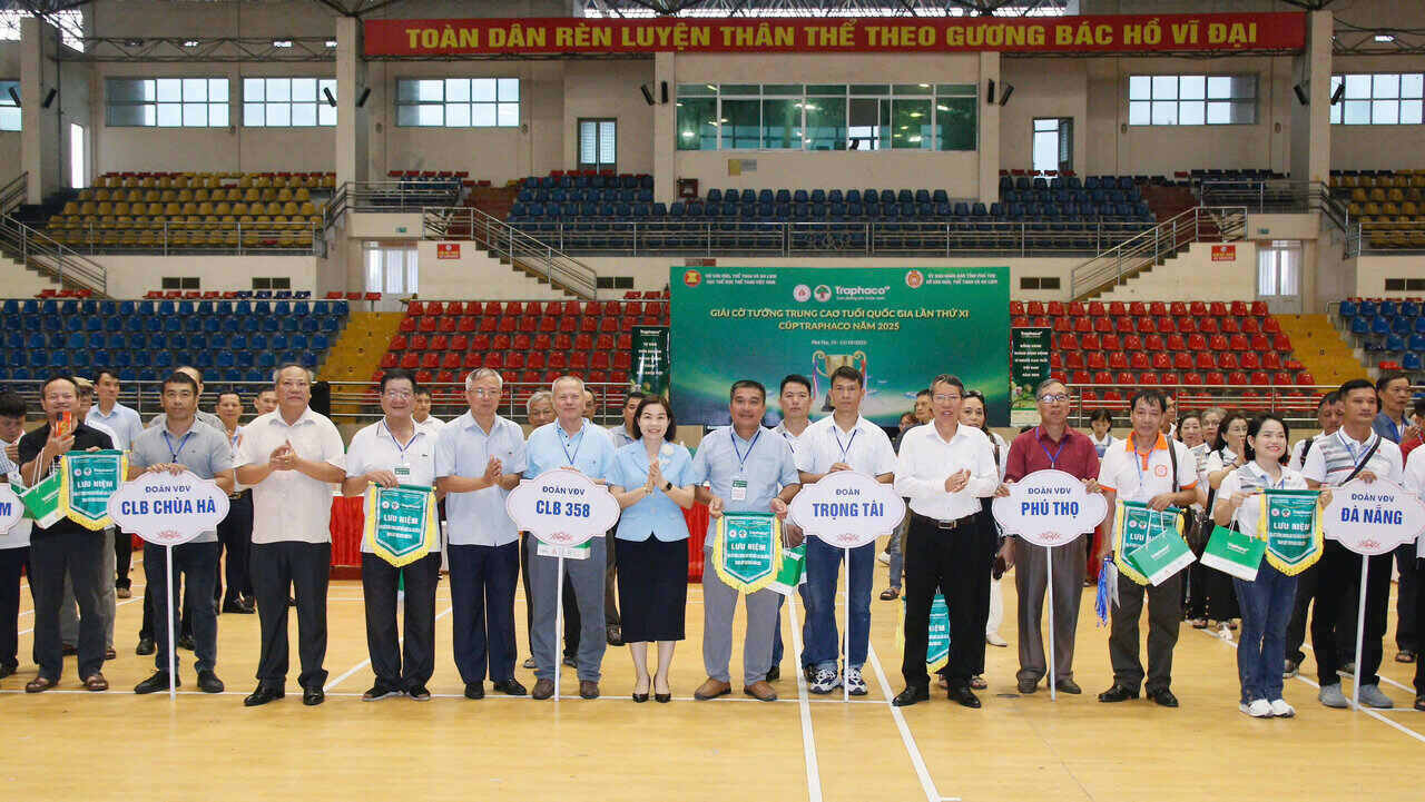 Ban to chuc tang co luu niem cho cac doan tham du giai. Anh: Quoc Dai