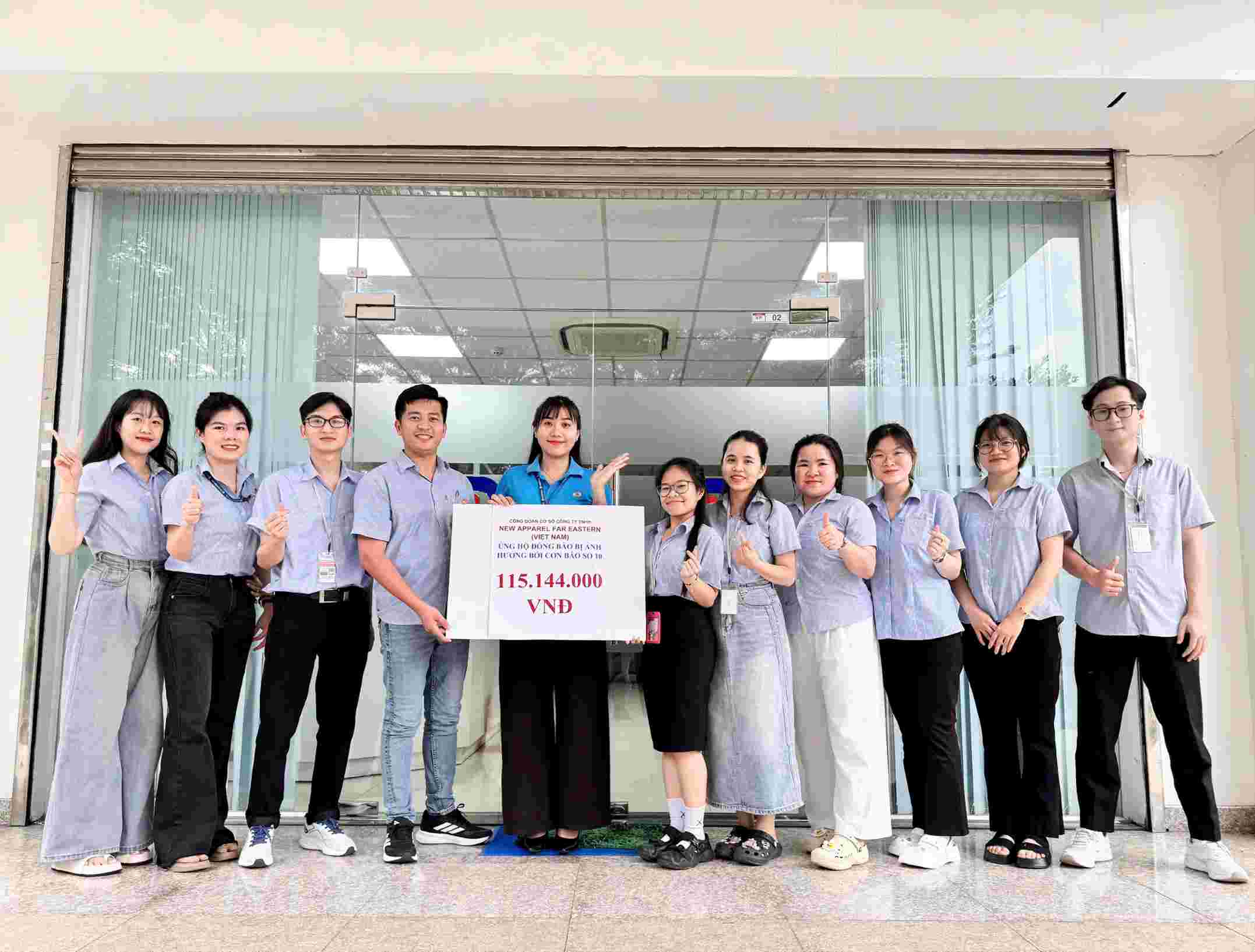 Le syndicat a mobilise et collecte 115 millions de VND pour soutenir les compatriotes touches par les tempetes et les inondations. Photo fournie par le syndicat