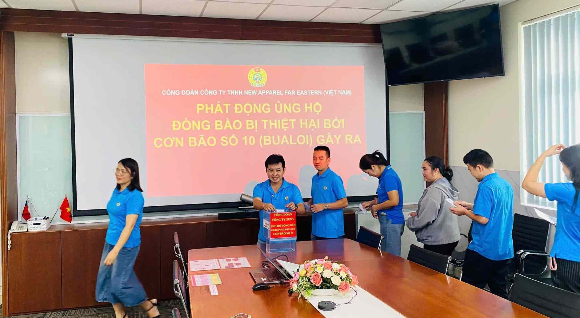 Nguoi lao dong chung tay quyen gop de ho tro dong bao bi bao lu. Anh: Cong doan cung cap