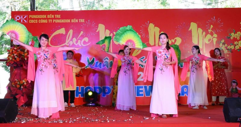 The Pung Kook Ben Tre Company Limited Trade Union was commended by the Vietnam General Confederation of Labor for its outstanding achievements in the movement "Good at public work, Good at home work". Photo: Vinh Long Provincial Federation of Labor