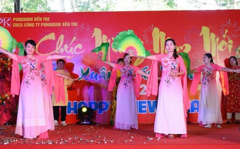 The Pung Kook Ben Tre Company Limited Trade Union was commended by the Vietnam General Confederation of Labor for its outstanding achievements in the movement "Good at public work, Good at home work". Photo: Vinh Long Provincial Federation of Labor
