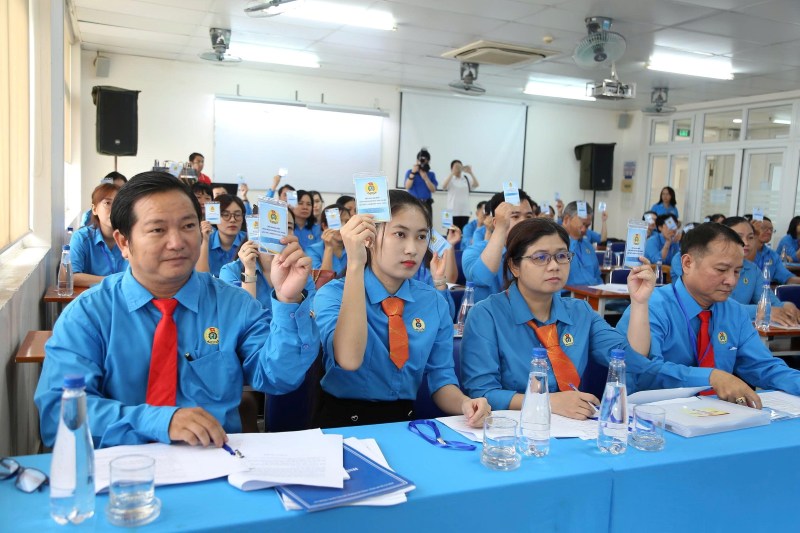 Cac dai bieu tham gia hoi nghi Cong doan phuong Tan Thuan bieu quyet muc tieu trong nhiem ky 2025 - 2030 van dong thanh lap CDCS o 70% doanh nghiep co tu 20 lao dong tro len. Anh: Duc Long