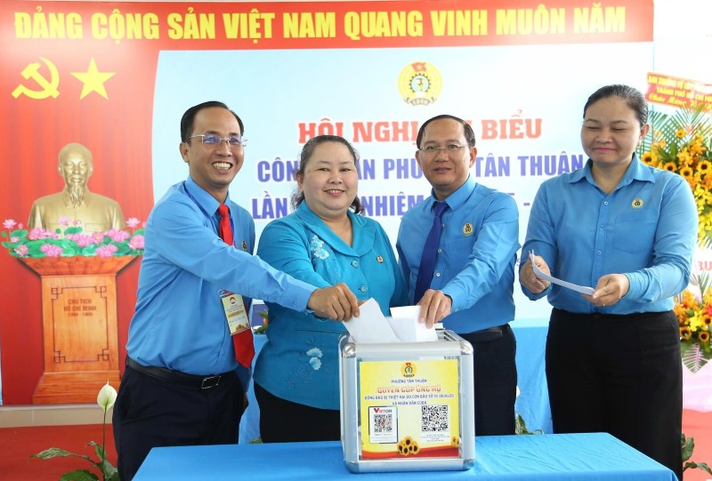 Des delegues participant a la conference soutiennent les compatriotes touches par la tempete n° 10 et le peuple cubain. Photo : Duc Long
