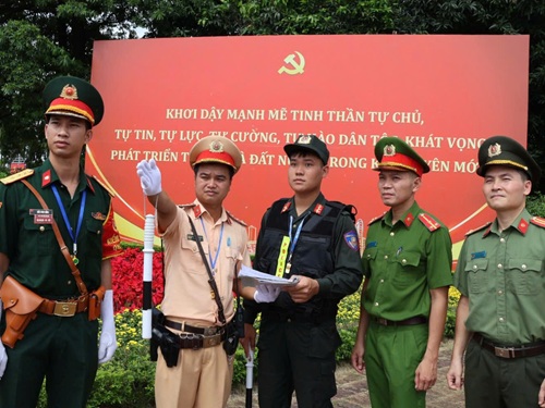 Hanoi City Police ensure traffic safety to serve the 18th Hanoi Party Congress. Photo: Mai Huu