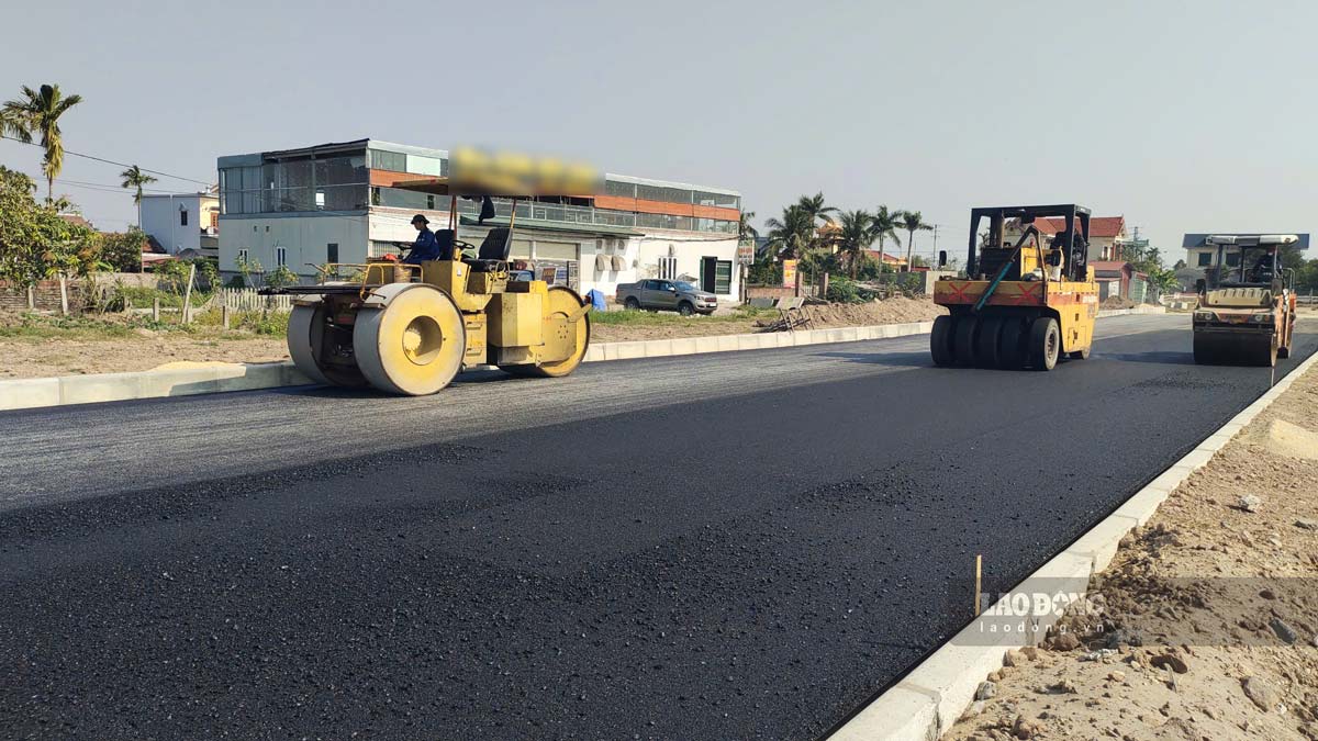 Machines and workers work on route No. 1 of the Investment project to build axis routes connecting to functional areas in Thai Binh Economic Zone (Hung Yen province). Photo: Ha Vi