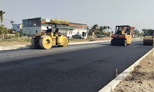 Máy móc, công nhân làm việc trên tuyến số 1 Dự án đầu tư xây dựng các tuyến đường trục kết nối với các khu chức năng trong Khu kinh tế Thái Bình (tỉnh Hưng Yên). Ảnh: Hà Vi