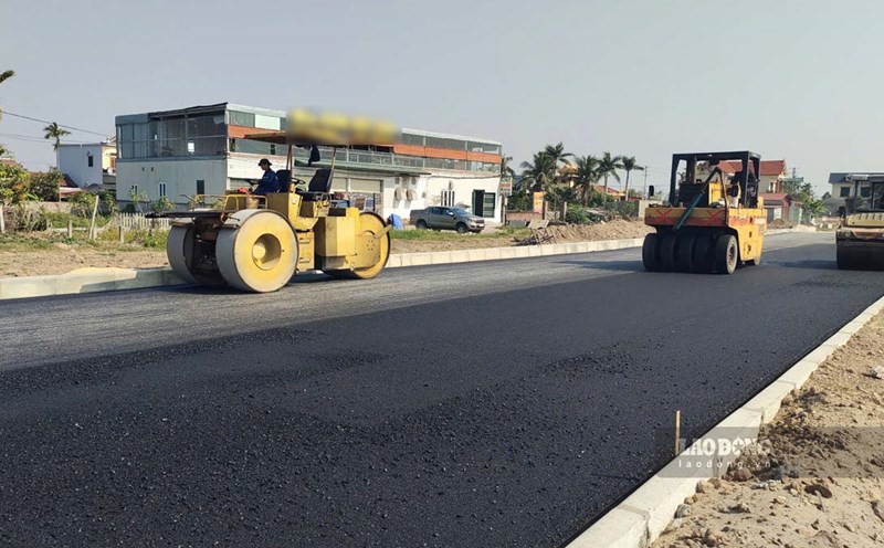 Maquinaria y trabajadores trabajando en la linea numero 1 Proyecto de inversion en la construccion de carreteras de circunvalacion que conecten con las zonas funcionales de la Zona Economica de Thai Binh (provincia de Hung Yen). Foto: Ha Vi