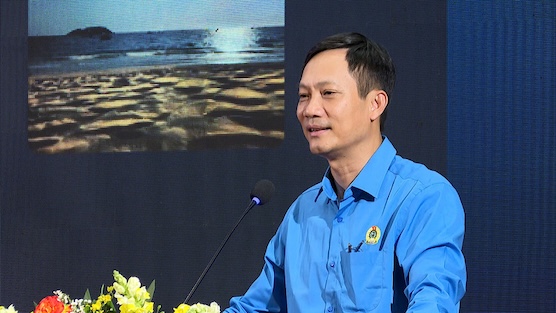 El Sr. Le An Hai - Presidente del Sindicato de Industria y Comercio de Vietnam habla en la capacitacion sobre el trabajo de la Asamblea General. Foto: Quoc Chuyen