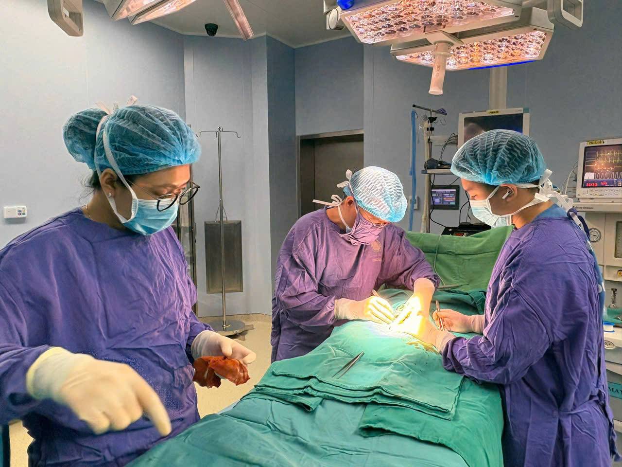 Emergency care for the "little guy" with erection for 10 consecutive days. Photo: BVCC