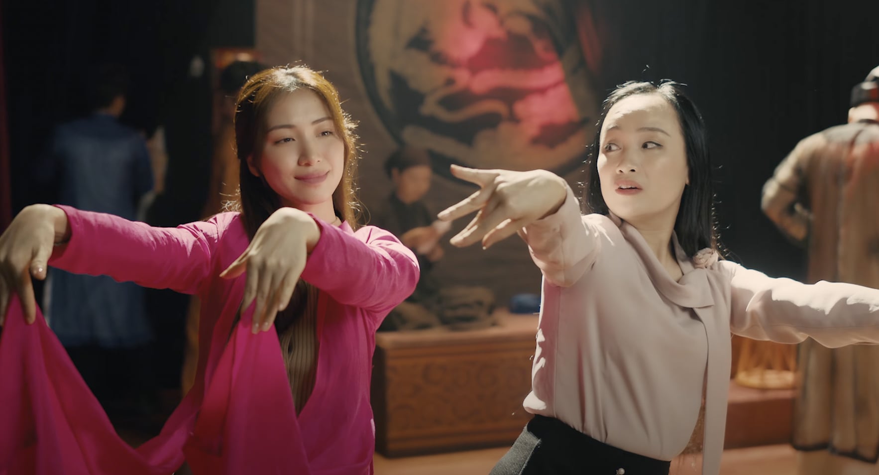 NSND Thu Huyen dong MV Thi Mau cua Hoa Minzy. Anh: Chup tu MV Thi Mau
