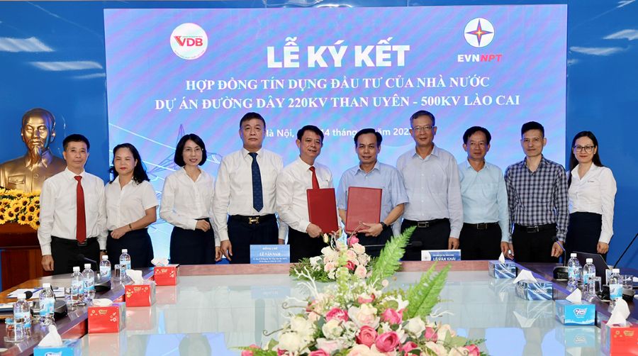 Ong Le Van Khai – Quyen Giam doc Ban QLDA cac cong trinh dien mien Bac va ong Le Van Nam - Pho Tong Giam doc VDB kiem Giam doc So Giao dich I ky ket hop dong tin dung.