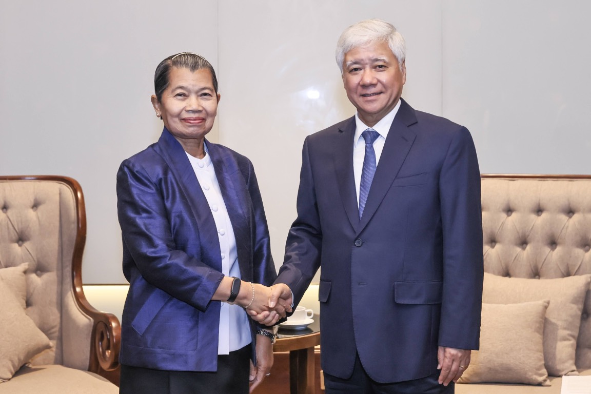 El Sr. Do Van Chien - Miembro del Buro Politico Secretario Central del Partido Presidente del Comite Central del Frente de la Patria de Vietnam recibe cordialmente a la Sra. Men Sam An Vicepresidenta del Partido Popular de Camboya Presidente del Consejo Nacional del Frente de la Unidad para el Desarrollo de la Patria de Camboya el 24 de mayo de 2025. Foto: Quang Vinh