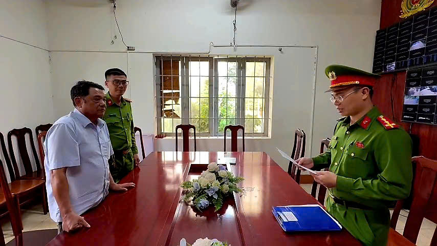 Thân Văn Giang bị lực lượng chức năng xử lý sau khi chiếm đoạt tài sản của người khác. Ảnh: Công an cung cấp