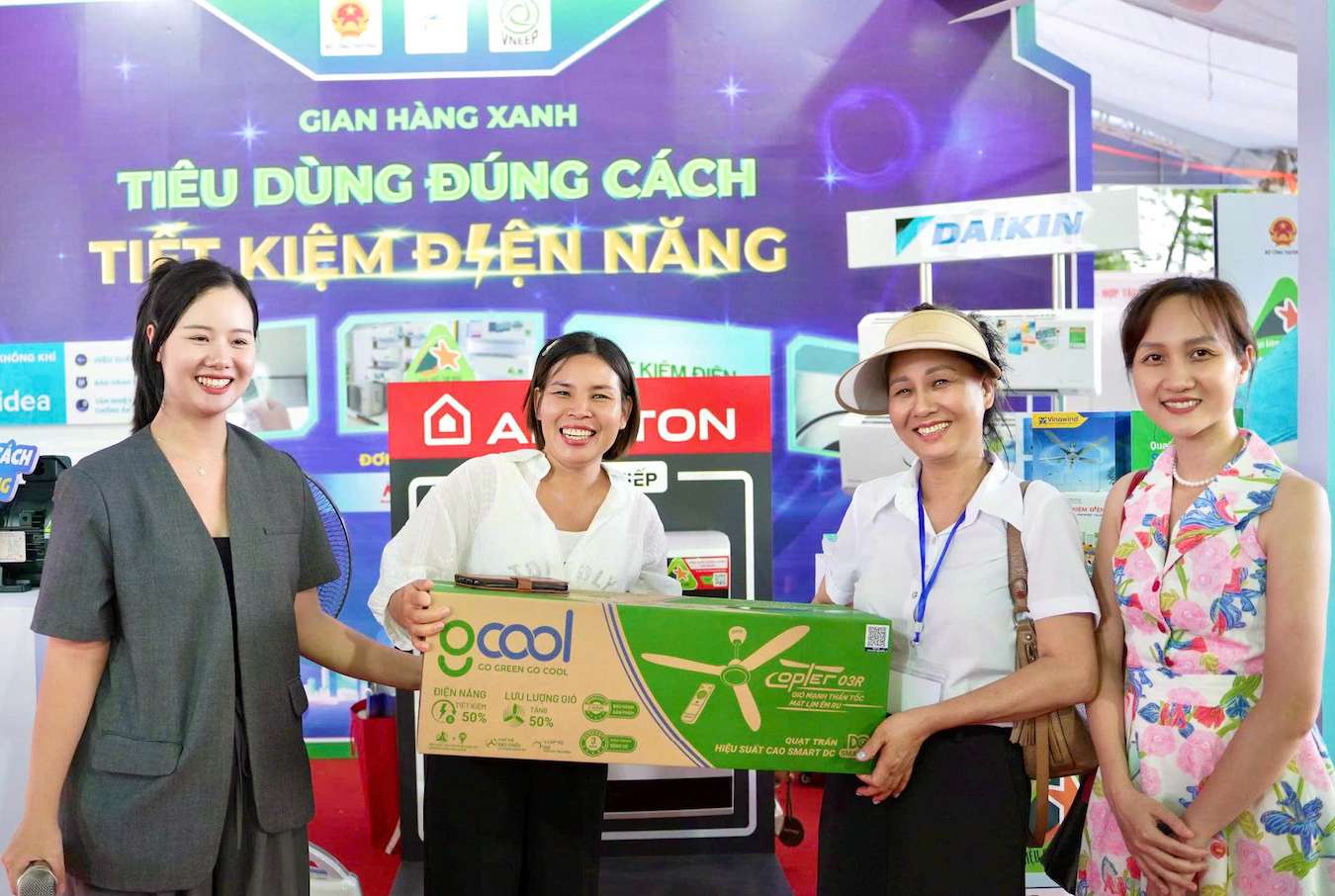 Khach tham quan nhan qua minigame. Anh: Bo Cong Thuong