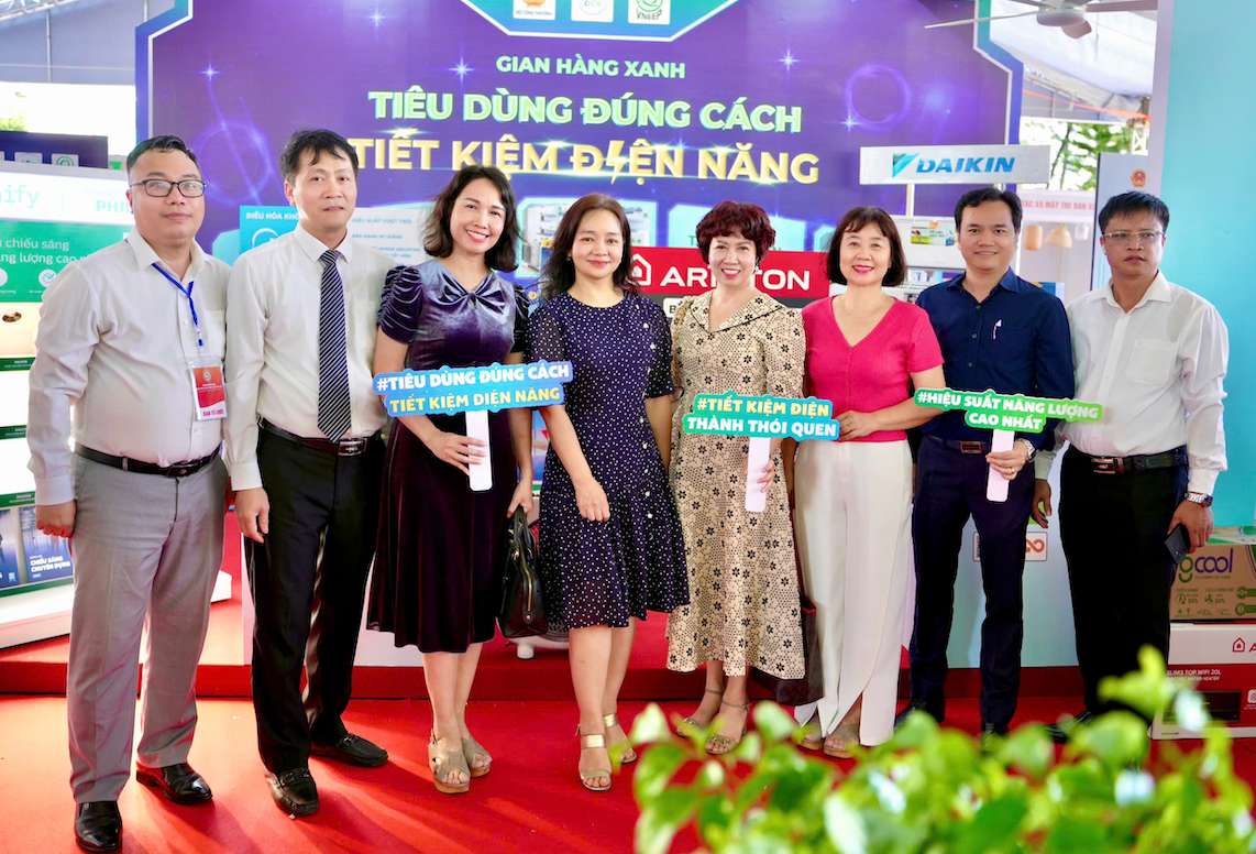 Cuc DCK tham quan gian hang xanh tai TTTM Royal City. Anh: Bo Cong Thuong