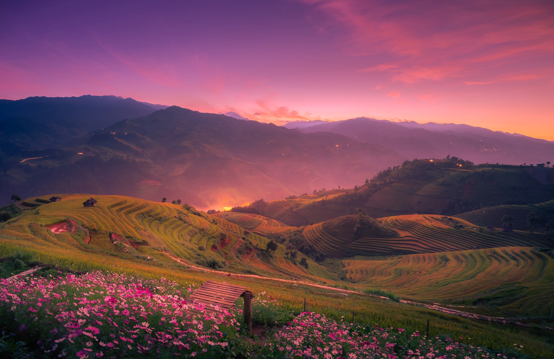 Nhiếp ảnh gia Nguyễn Khánh Vũ Khoa khám phá Mù Cang Chải vào những ngày cuối cùng tháng 9. Không những quay lại các điểm nổi tiếng anh Vũ Khoa còn tìm kiếm các góc nhìn mới về đất và người Tây Bắc nơi đây, săn các khoảnh khắc đẹp từ sáng sớm tới chiều muộn. Trong ảnh là buổi bình minh nhập nhoạng khi thị trấn còn thắp đèn đường. Góc ảnh được anh Vũ Khoa chụp từ đỉnh Kim Nọi. 