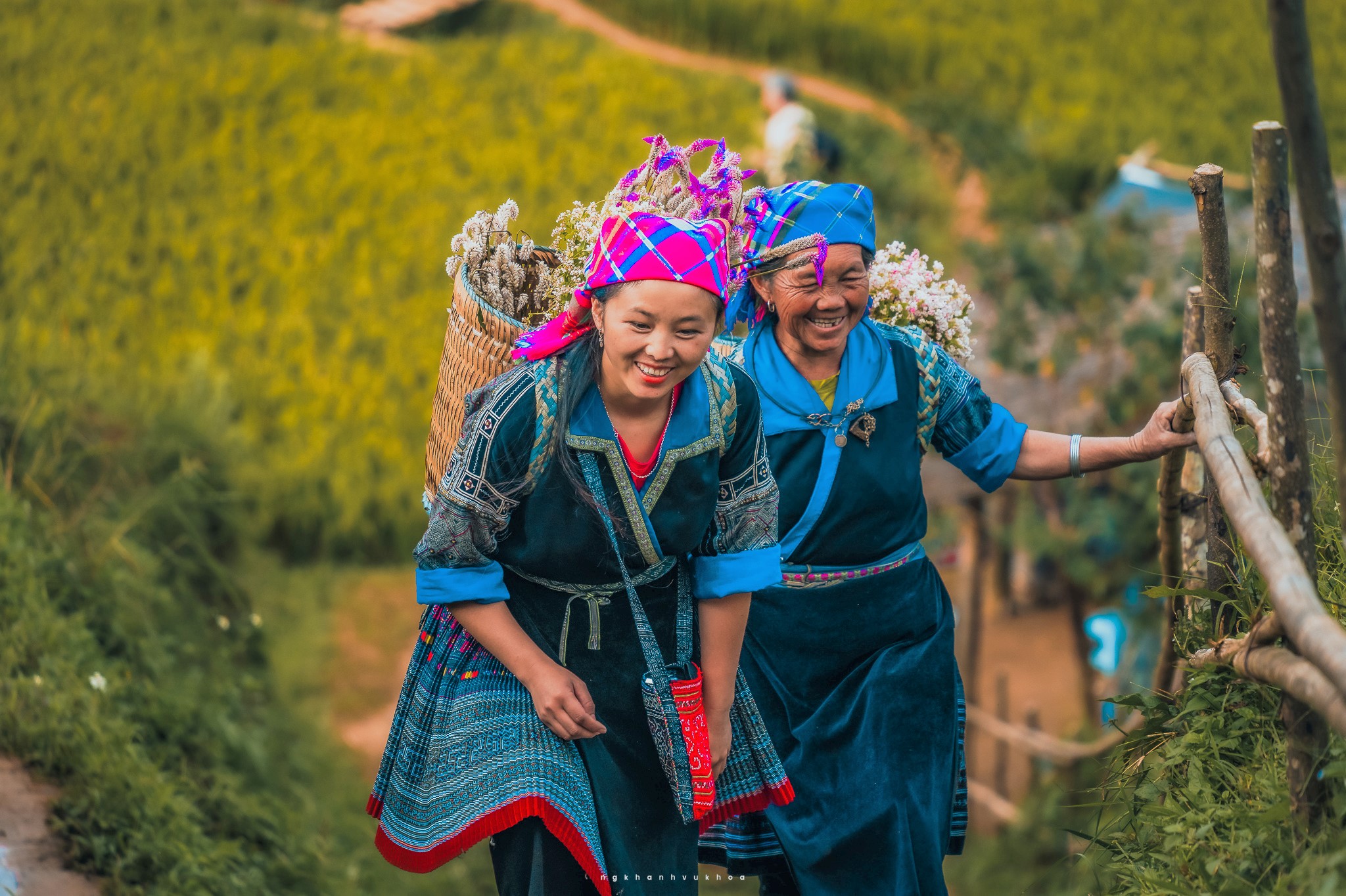 Nụ cười lấp lánh của những người phụ nữ H'Mông trên đường đi làm ở Mù Cang Chải. Đến hẹn lại lên, ngoài công việc đồng áng, chăn nuôi diễn ra quanh năm, Mù Cang Chải đón khách du lịch nhiều hơn nên dân địa phương có thêm các dịch vụ như làm mẫu chụp ảnh, làm homestay, xe ôm, hướng dẫn viên...