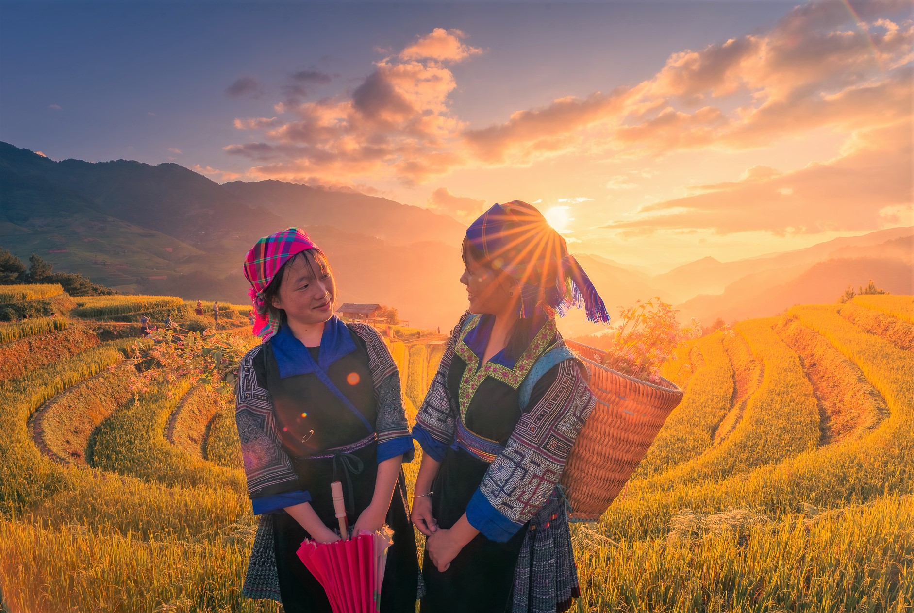 Nhiếp ảnh gia miền Nam nhận xét: “Mù Cang Chải không chỉ đẹp bởi cảnh sắc thiên nhiên. Đẹp nhất có lẽ ở con người nơi đây, vẻ đẹp trong trẻo mộc mạc như mảnh đất Tây Bắc có thể nhìn thấy ở nụ cười của những bé gái gùi hoa gùi lúa, ở cả đàn ông và phụ nữ cặm cụi gieo trồng, cấy hái để có được bông lúa chín“.