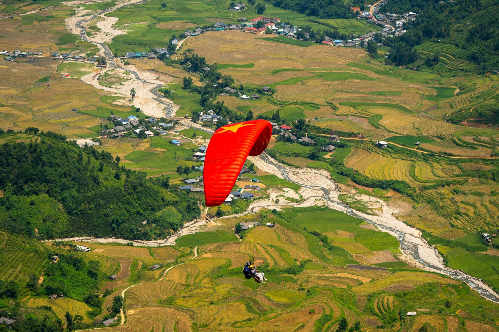 Trải nghiệm nhảy dù ở Mù Cang Chải cho bạn cảm giác mạo hiểm, phóng khoáng và những góc nhìn mới lạ về mảnh đất vùng cao này. Điểm nhảy dù thường tổ chức trên đèo Khau Phạ - điểm sạt lở do ảnh hưởng bão số 10, 11. Hiện tại, đèo đã thông xe và du khách có thể di chuyển bằng xe máy, ôtô qua đây, tuy nhiên cần chú ý đi chậm vì đường vẫn được sửa chữa cộng thêm thời tiết mùa thu nhiều sương mù.