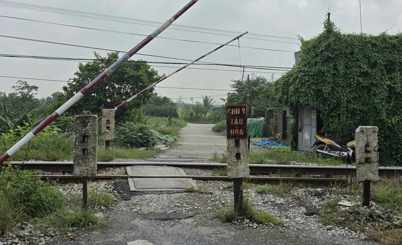The North-South railway section through Ninh Binh province currently has many self-opened crossings, posing a potential risk to traffic safety. Photo: Nguyen Truong