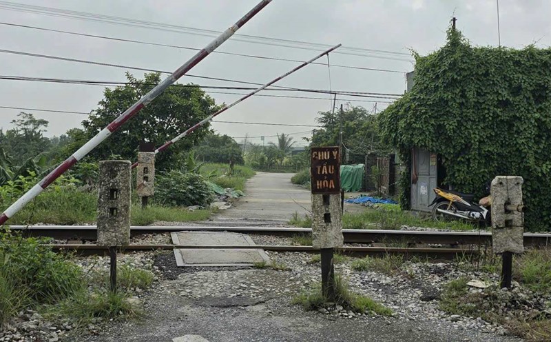 The North-South railway section through Ninh Binh province currently has many self-opened crossings, posing a potential risk to traffic safety. Photo: Nguyen Truong