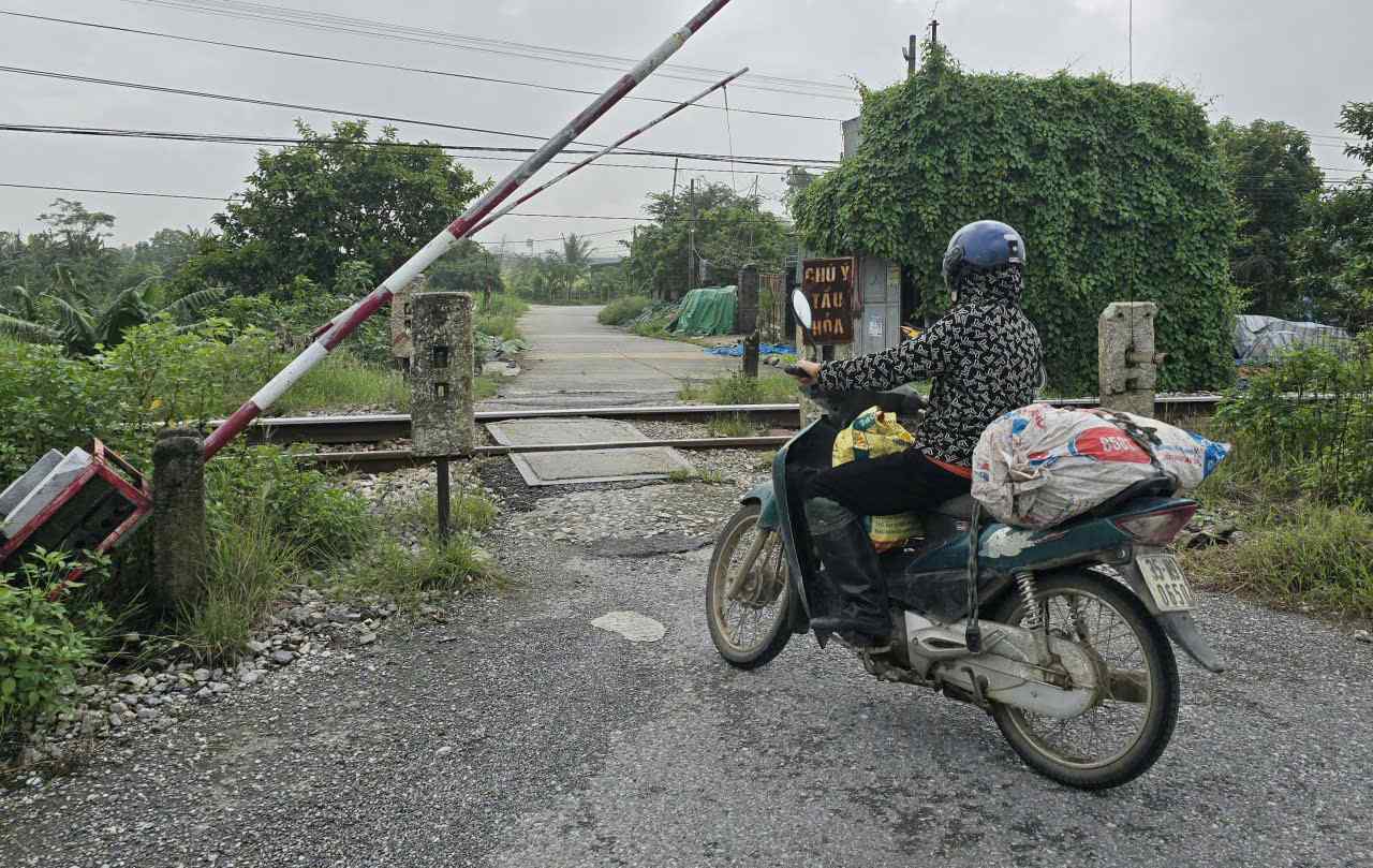 Mot loi di tu mo qua duong sat, doan qua dia ban phuong Yen Thang (Ninh Binh). Anh: Nguyen Truong