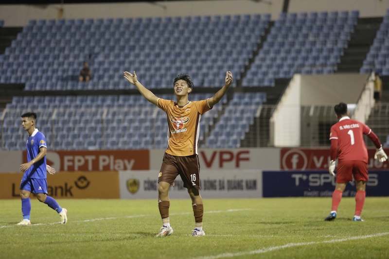 Tien dao Gia Bao la cau thu tre nhat ra san va ghi ban tai V.League. Anh: HAGL