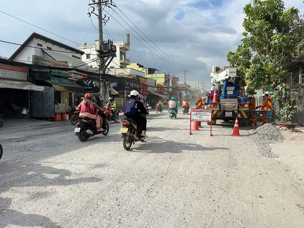 Nhieu phuong tien luu thong khien bui tu mat duong Quoc lo 50 bay mu mit, anh huong den khu dan cu hai ben duong. Anh: Thanh Vu