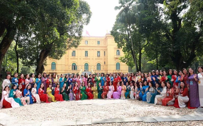 Outstanding female union members took souvenir photos at the President Ho Chi Minh relic site at the Presidential Palace on the morning of November 15. Photo: Hai Nguyen