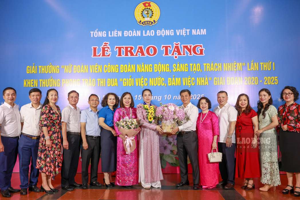 Lanh dao Dang, Nha nuoc, Tong LDLDVN toi du Le trao tang Giai thuong “Nu doan vien Cong doan Nang dong, Sang tao, Trach nhiem” (Giai thuong) lan thu I va so ket, khen thuong phong trao thi dua “Gioi viec nuoc, Dam viec nha” giai doan 2020 - 2025. Anh: Hai Nguyen