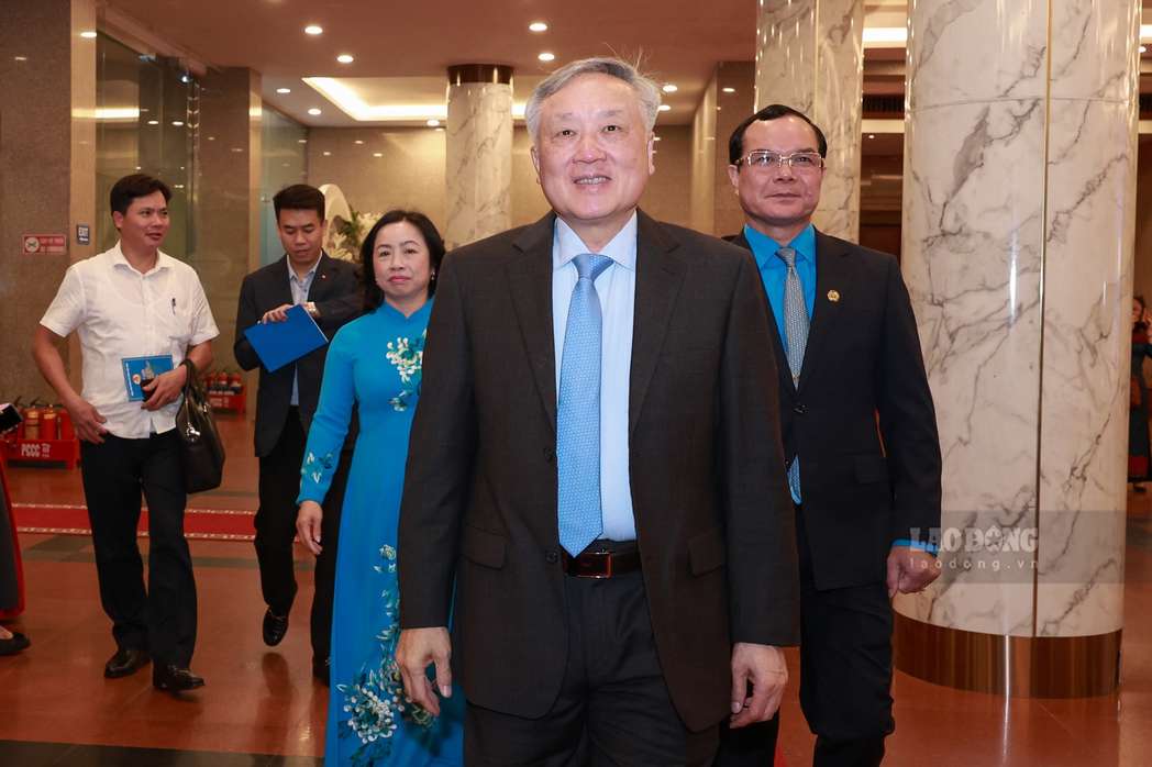 Ong Nguyen Hoa Binh - Uy vien Bo Chinh tri, Pho Thu tuong Thuong truc Chinh phu toi du Le trao tang Giai thuong “Nu doan vien Cong doan nang dong, sang tao, trach nhiem” lan thu I. Anh: Hai Nguyen