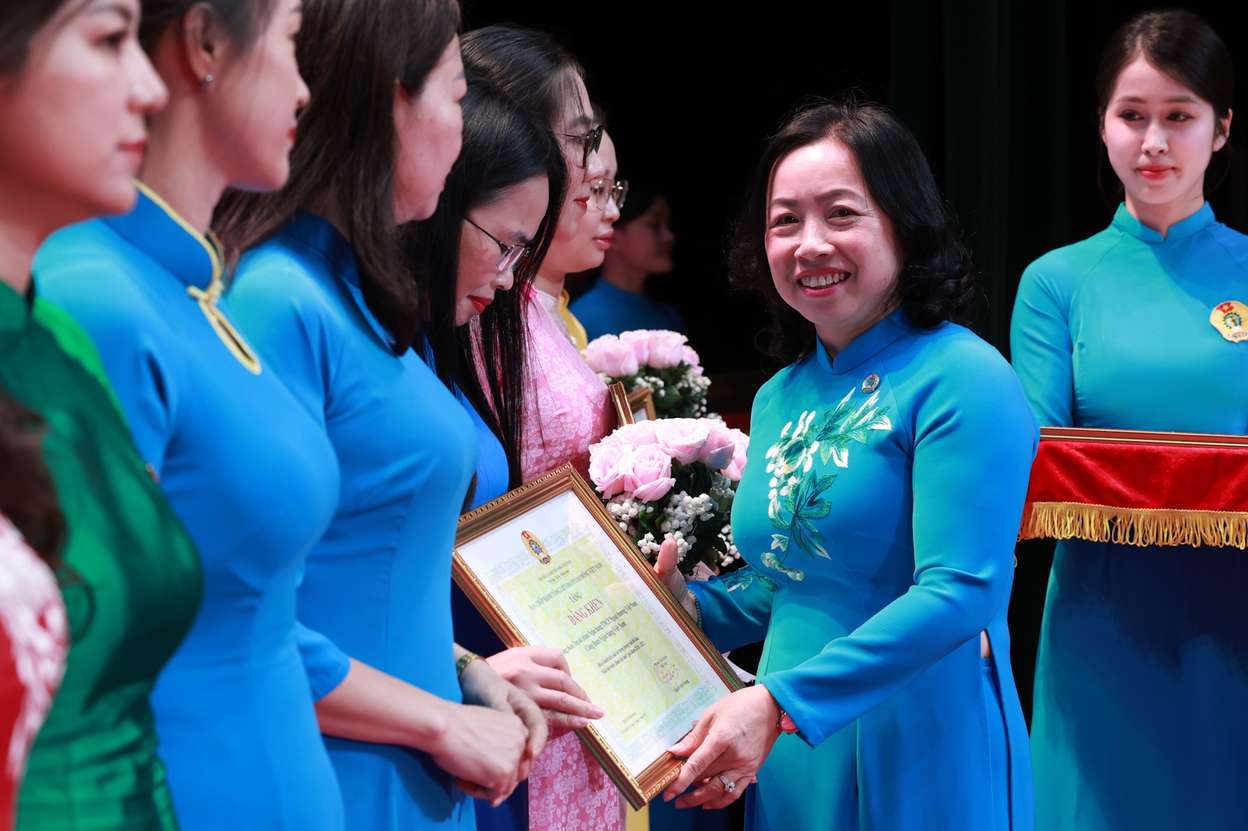 Ong Luong Quoc Doan - Pho Chu tich Uy ban Trung uong MTTQ Viet Nam, Chu tich Trung uong Hoi Nong dan Viet Nam va ba Thai Thu Xuong - Pho Chu tich Thuong truc Tong Lien doan Lao dong Viet Nam trao tang Bang khen cua Ban Chap hanh Tong Lien doan Lao dong Viet Nam cho 20 tap the,