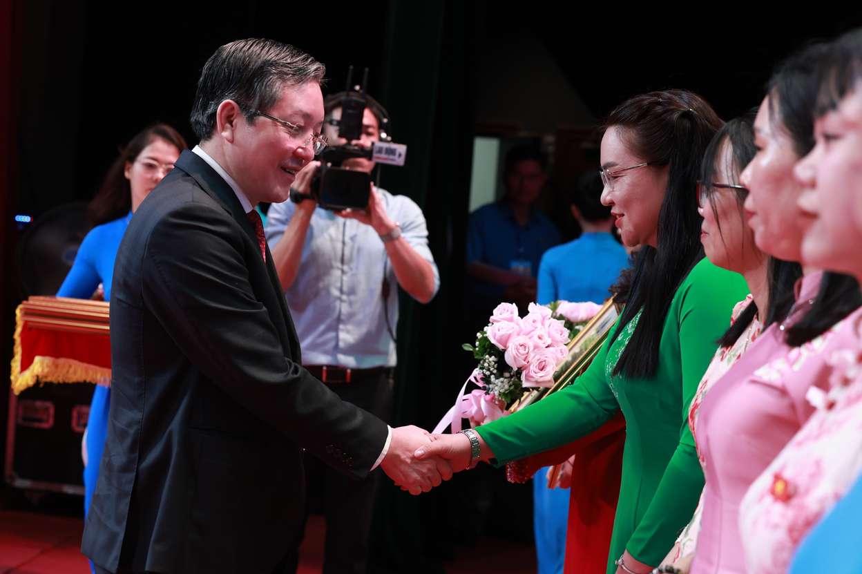 Ong Luong Quoc Doan - Pho Chu tich Uy ban Trung uong MTTQ Viet Nam, Chu tich Trung uong Hoi Nong dan Viet Nam va ba Thai Thu Xuong - Pho Chu tich Thuong truc Tong Lien doan Lao dong Viet Nam trao tang Bang khen cua Ban Chap hanh Tong Lien doan Lao dong Viet Nam cho 20 tap the,