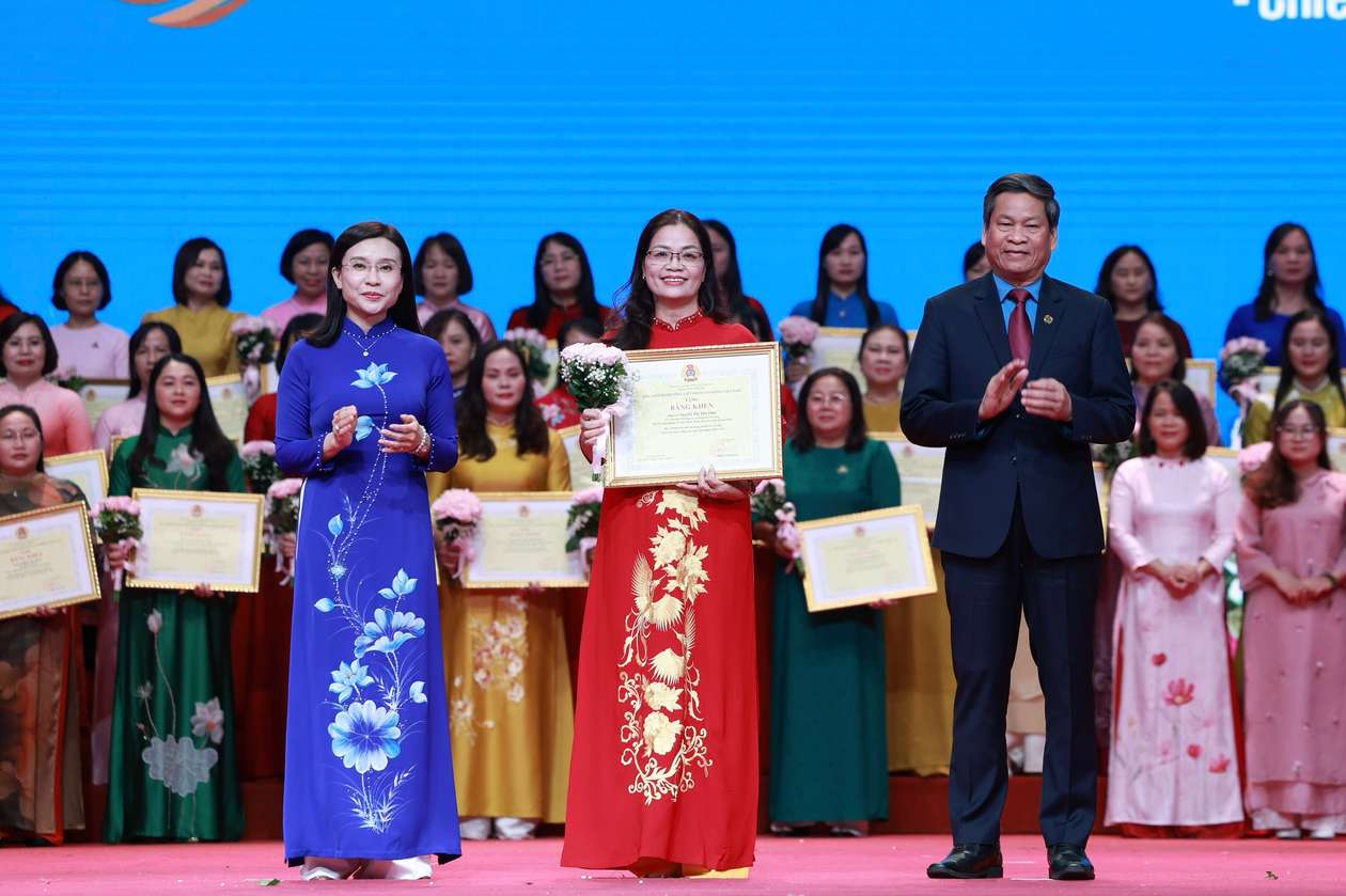 Ong Huynh Thanh Xuan, Pho Chu tich Tong Lien doan Lao dong Viet Nam va ba Nguyen Pham Duy Trang, Bi thu Trung uong Doan, Chu tich Hoi dong Doi Trung uong trao Bang khen cho cac ca nhan dien hinh xuat sac phong trao “Gioi viec nuoc, dam viec nha” giai doan 2020 - 2025. Anh: Hai Nguyen
