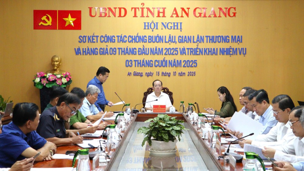 The conference to review the work of combating smuggling, trade fraud and counterfeit goods in the first 9 months of 2025 and deploy tasks for the last 3 months of 2025 was broadcast online to 102 communes, wards and special zones. Photo: Ngoc Mai