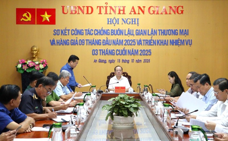The conference to review the work of combating smuggling, trade fraud and counterfeit goods in the first 9 months of 2025 and deploy tasks for the last 3 months of 2025 was broadcast online to 102 communes, wards and special zones. Photo: Ngoc Mai