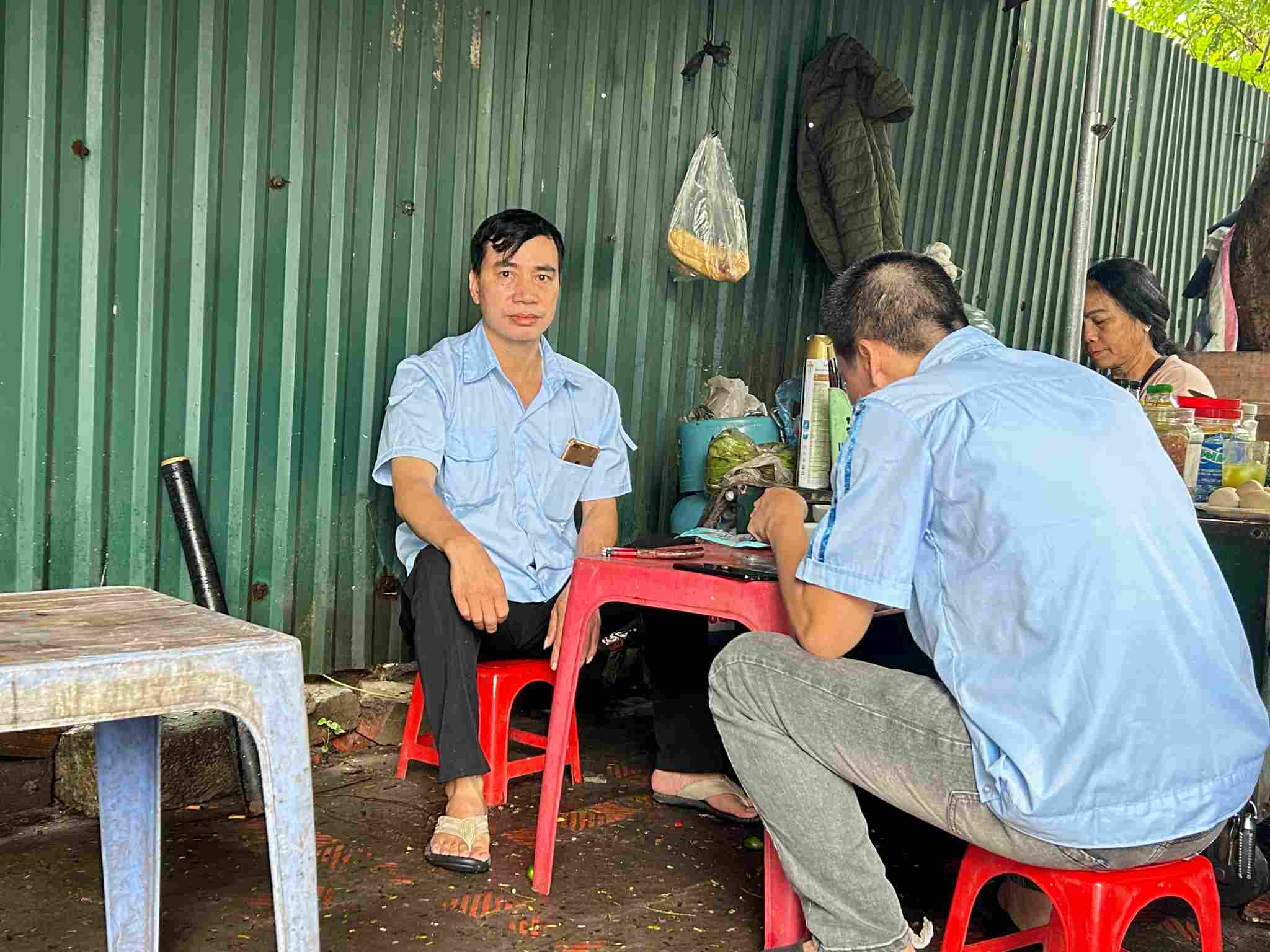 Anh Manh cung cac dong nghiep an voi bua sang truoc gio lam. Anh: Quynh Trang