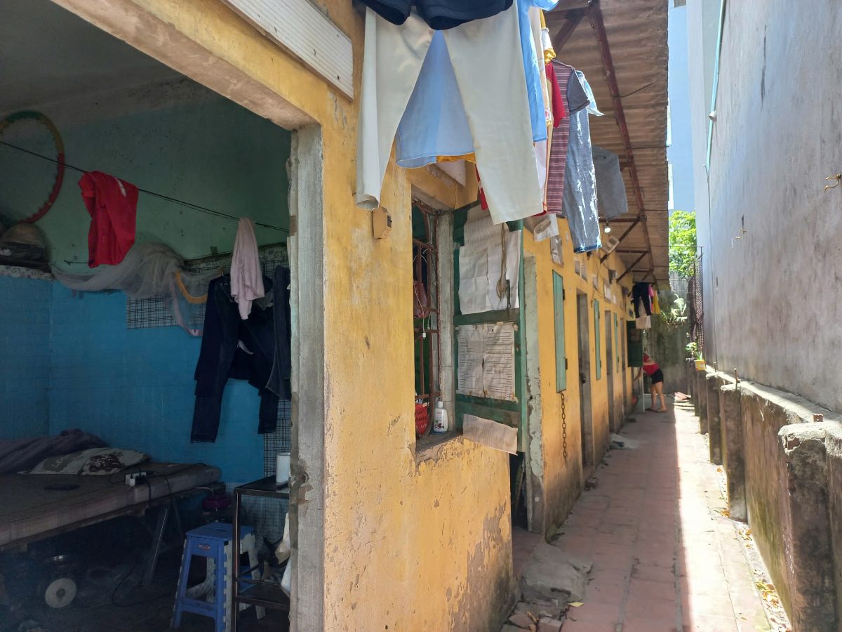 A row of cheap accommodation for workers in Thang Long Industrial Park (Dong Anh, Hanoi). Photo: Huong Nha