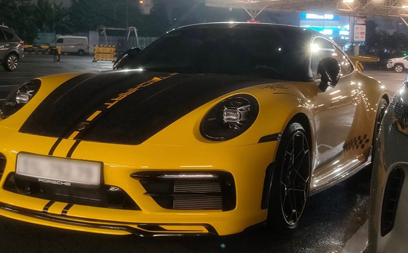 The Porsche 911 generation 992 has a upgraded Tech Art body kit and many carbon details, creating a rare highlight in Vietnam. Photo: Luu Phi Hung