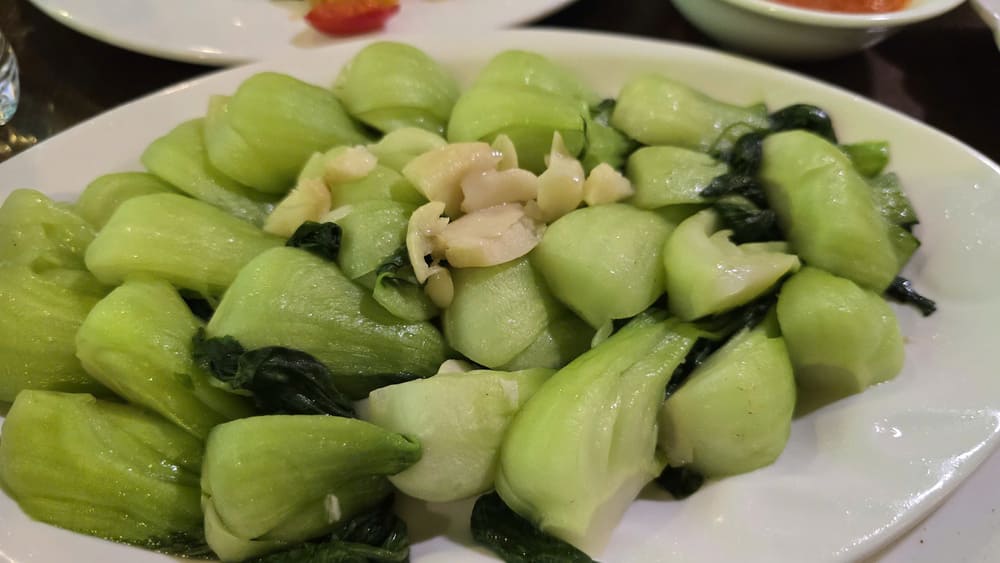 주부들은 가족을 대접하기 위해 가게에서 파는 것처럼 맛있는 마늘 갓 볶음 요리를 만들 수 있습니다. 사진: 뚜언 닷