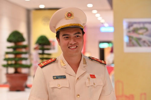 Captain Nguyen Duy Tuan Minh, Chief of O Cho Dua Ward Police, the youngest delegate to the 18th Hanoi City Party Congress. Photo: Phu Khanh