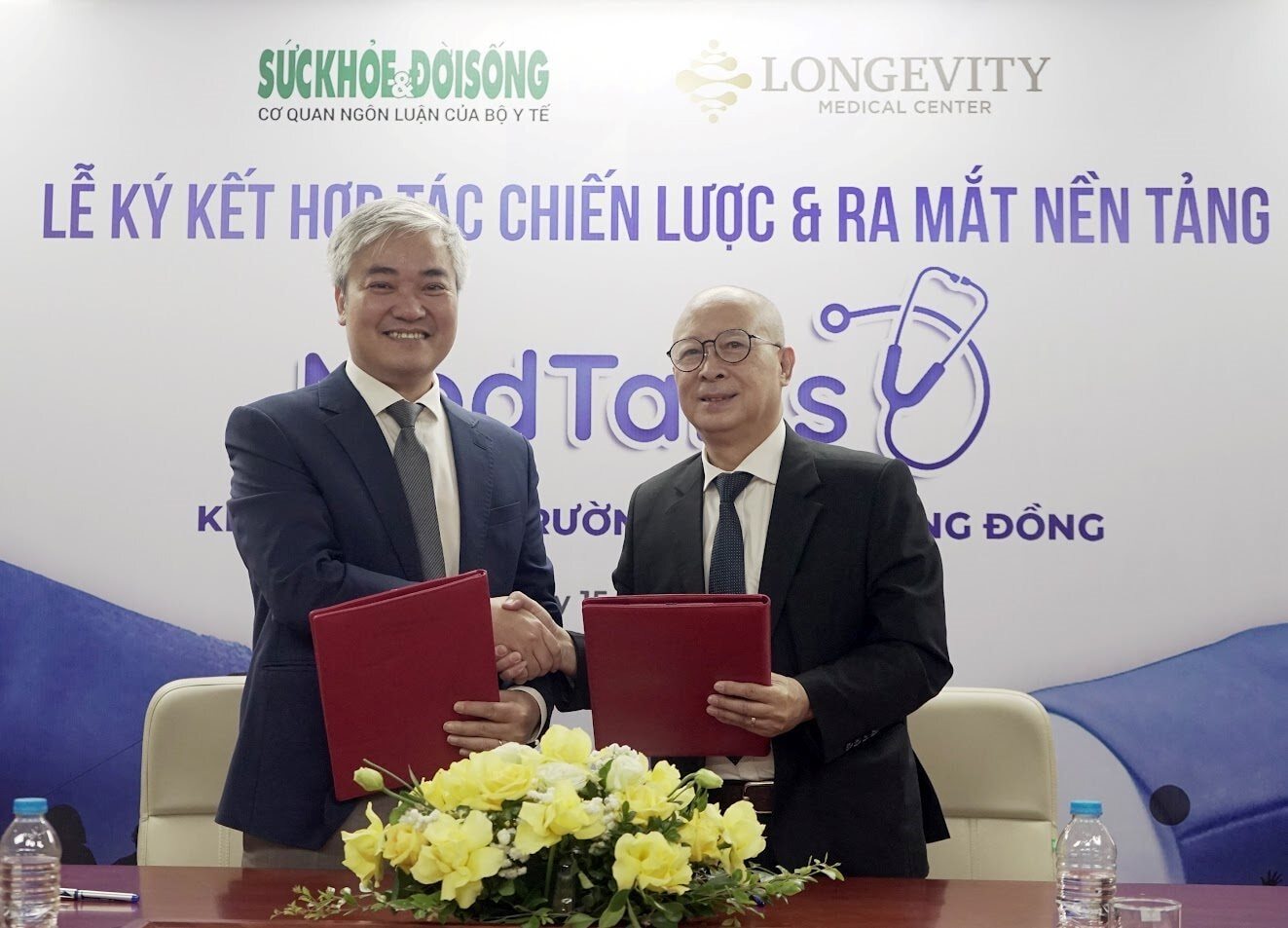 The signing ceremony of strategic cooperation and launching of the Medtalks platform on lifelong health and comprehensive health. Photo: Nhu Nguyen