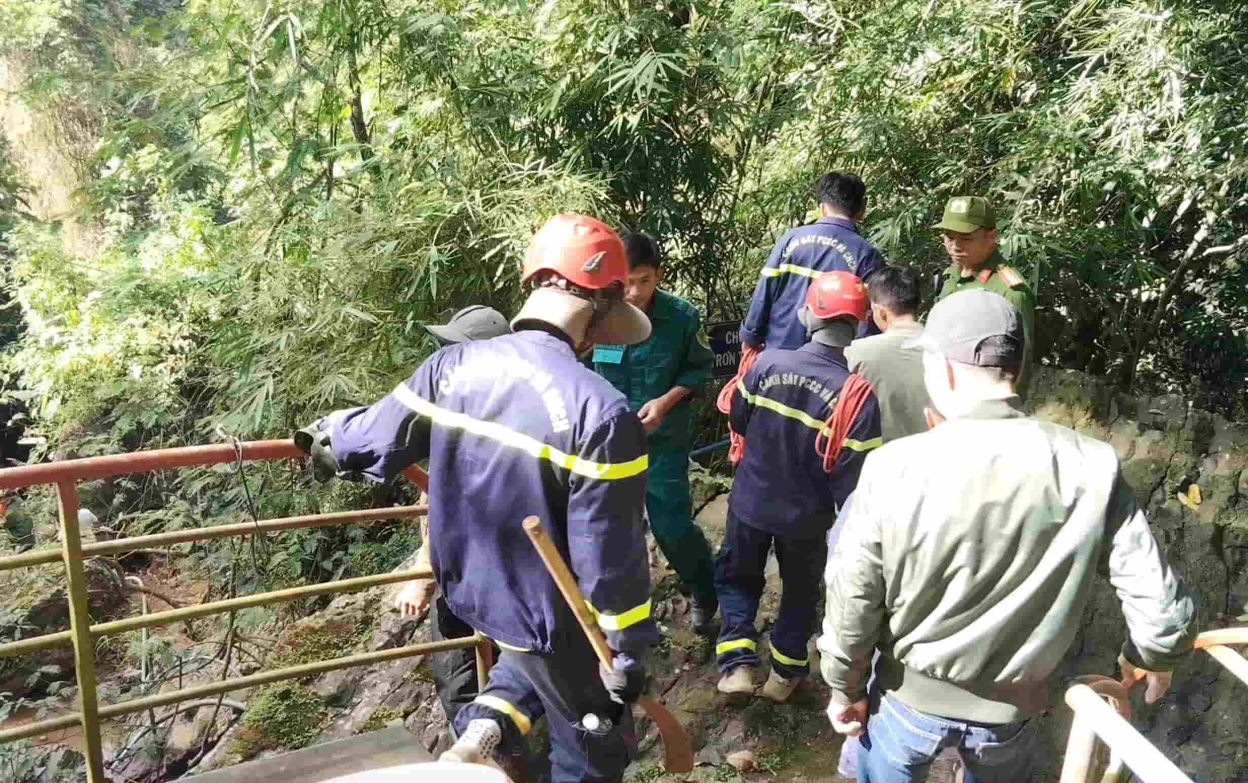 Lực lượng cứu nạn, cứu hộ tỉnh Lâm Đồng tổ chức tìm kiếm nạn nhân rơi tại thác Voi mất tích. Ảnh: Phúc Khánh