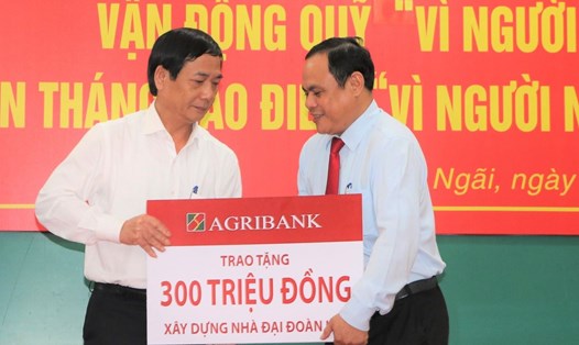 Một ngân hàng ủng hộ Qũy vì người nghèo tại Lễ phát động. Ảnh: Mặt trận Quảng Ngãi
