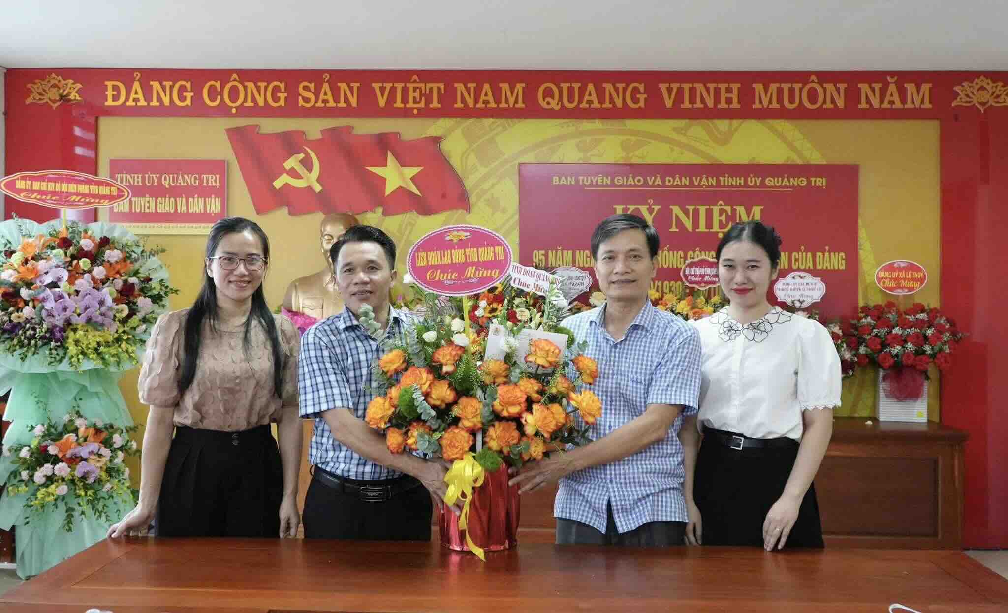 꽝찌성 노동 연맹은 당의 민중 동원 사업 전통 기념일 95주년을 맞아 성 선전 교육 및 민중 동원 위원회를 축하합니다. 사진: 꽝찌 노동조합