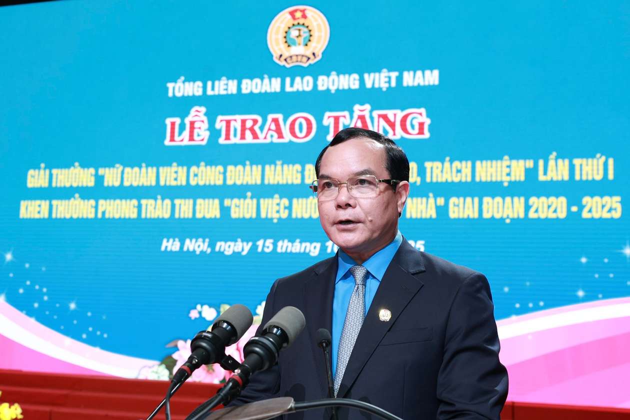 Le president de la Confederation generale du travail du Vietnam Nguyen Dinh Khang s'exprime lors de la ceremonie. Photo : Hai Nguyen