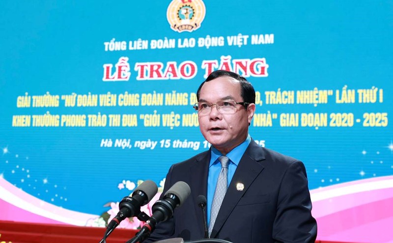 President of the Vietnam General Confederation of Labor Nguyen Dinh Khang spoke at the ceremony. Photo: Hai Nguyen