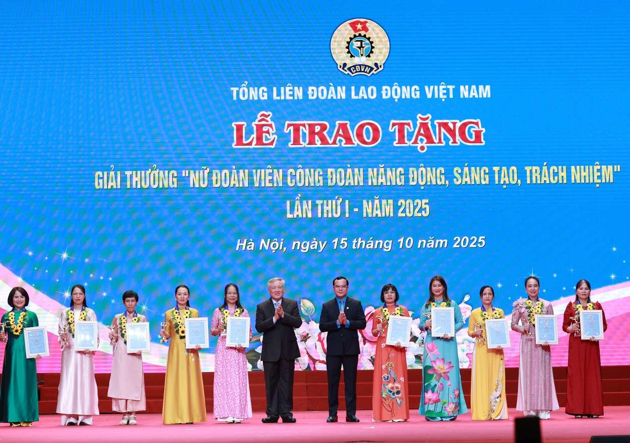 Pho Thu tuong Thuong truc Nguyen Hoa Binh va Chu tich Tong LDLDVN Nguyen Dinh Khang trao tang Giai thuong “Nu doan vien cong doan nang dong, sang tao, trach nhiem” toi 10 ca nhan. Anh: Hai Nguyen