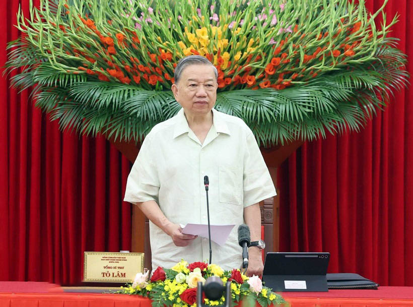 General Secretary To Lam requested that anyone who is caught up in temporary thinking, holding to local interests without amending them must promptly replace them. Photo: VNA